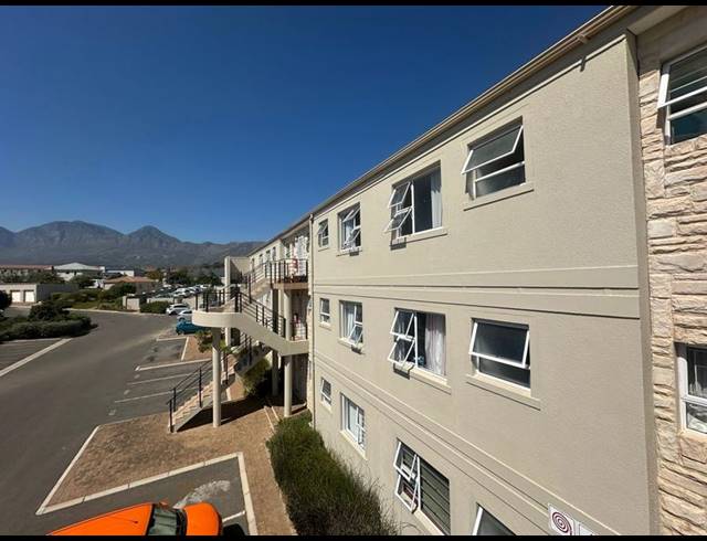 2 BEDROOM APARTMENT FOR SALE IN SIR LOWRY'S PASS